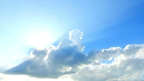 Sunbeams Breaking Through Cumulus Clouds in Blue Sky Vídeos de archivo 311587020
