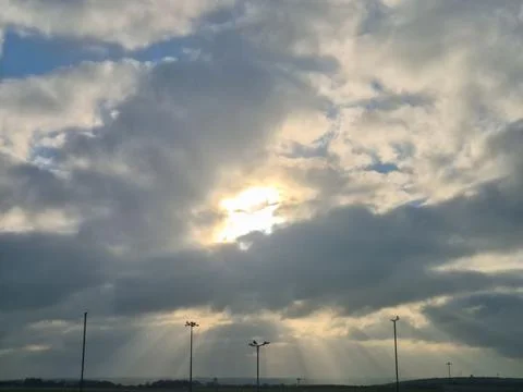 Sunbeams Breaking Through Dramatic Cloudy Sky Foto stock