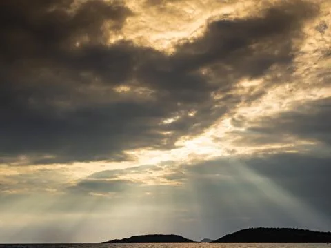 Sunbeams from the clouds to the sea Foto stock