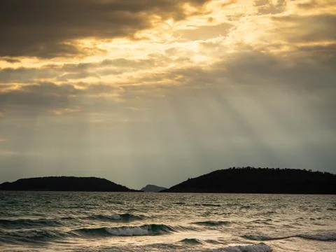 Sunbeams from the clouds to the sea Foto stock