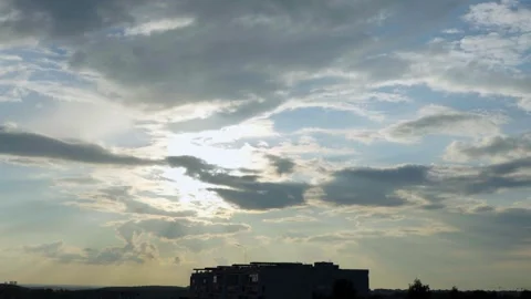 Sunbeams Piercing Cloudscape Above City Building Silhouette Vidéo 343667104
