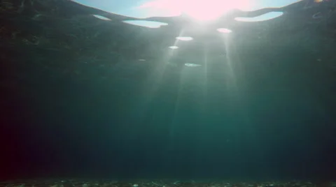 Sunbeams play on the sandy bottom of the sea 動画素材 68807718