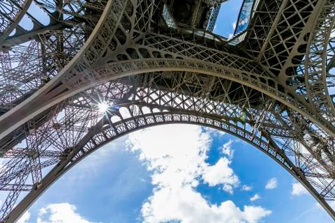Sunbeams through metal beams of Eiffel Tower, Paris, Ile de France, France Foto stock