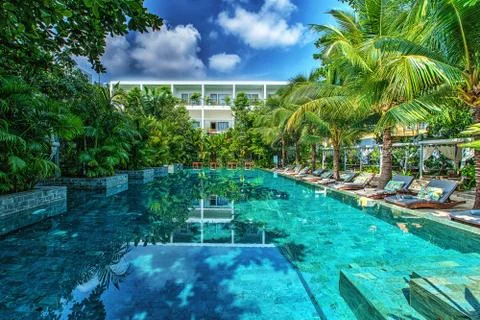 Sunbeds near pool Foto stock