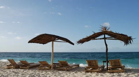 Sunbeds at the tropical beach Stockbeeldmateriaal 61515087