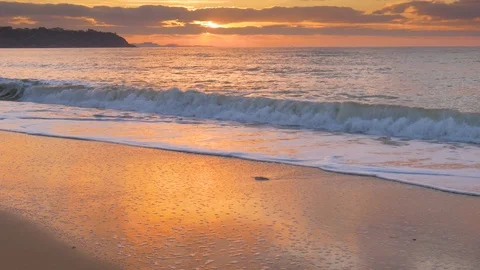 Sundown on the sea shore Vídeos de archivo 112750335