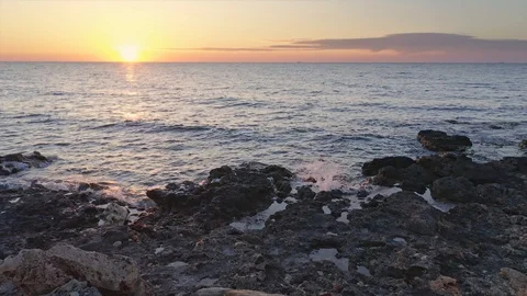 Sundown on the sea shore. 库存影片 127675487