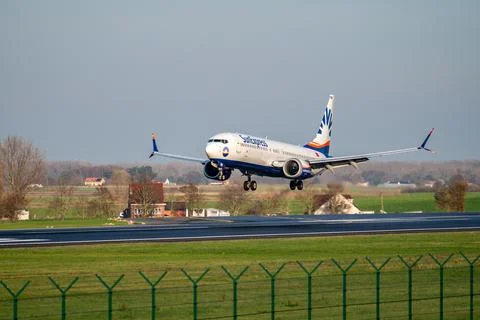 SunExpress Boeing 737-800 - Final approach at Brussels Zaventem Stock Photos
