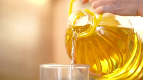 Sunflower oil flows from large bottle into blender bowl. Preparing mayonnaise 스톡 동영상 224244070