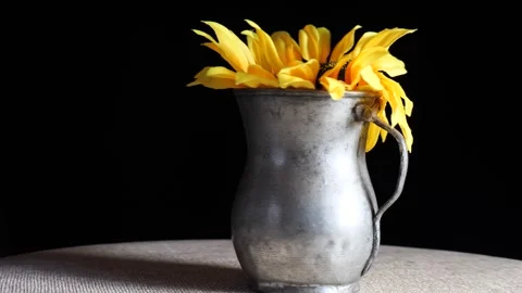 Sunflower in a vase rotates on the turntable Stock Footage 277973042