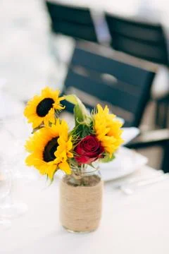 Sunflowers in a pot on the table Fotos Stock
