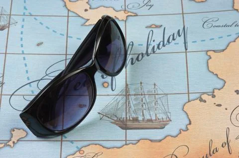 Sunglasses are on map Foto stock