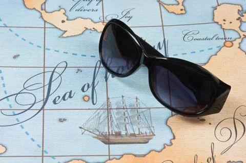 Sunglasses are on map Foto stock