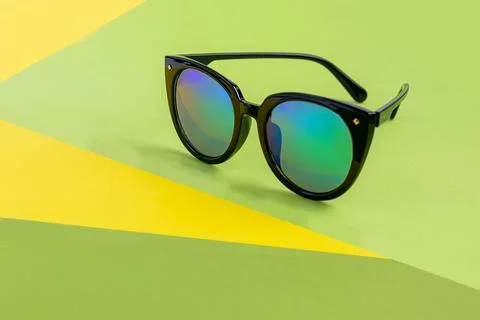 Sunglasses on a colored background. Isolate. Healthy eyes. Foto stock
