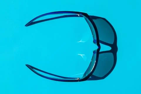Sunglasses with a hard shadow on a plain background. the view from the top Stock-Fotos