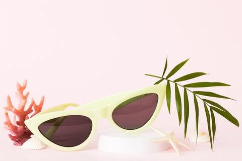 Sunglasses with seashell lying on table background. Sunglasses on summer ba.. 写真素材