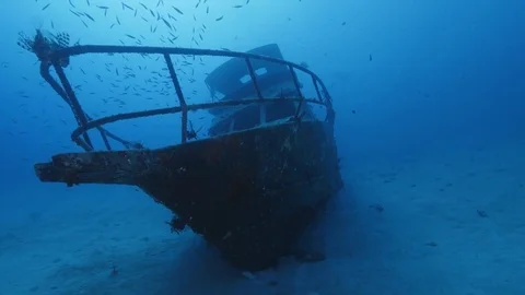 Sunken boat - Shipwreck Stockbeeldmateriaal 83255977