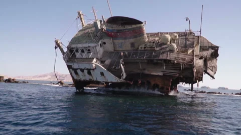 Sunken ship Stockbeeldmateriaal 86333335