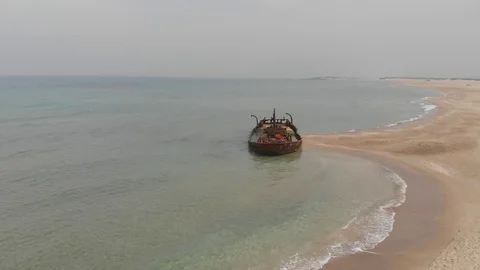 Sunken ship on the sandy seashore. Vidéo 113179004