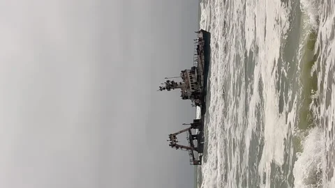 Sunken trawler, shipwreck. Old rusty metal ship Zeila at Skeleton Coast Namibia. Vidéo 171285675