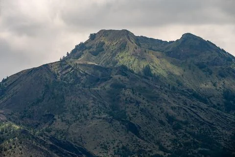 Sunlight Across the Rugged Summit of Mount Batur Foto stock