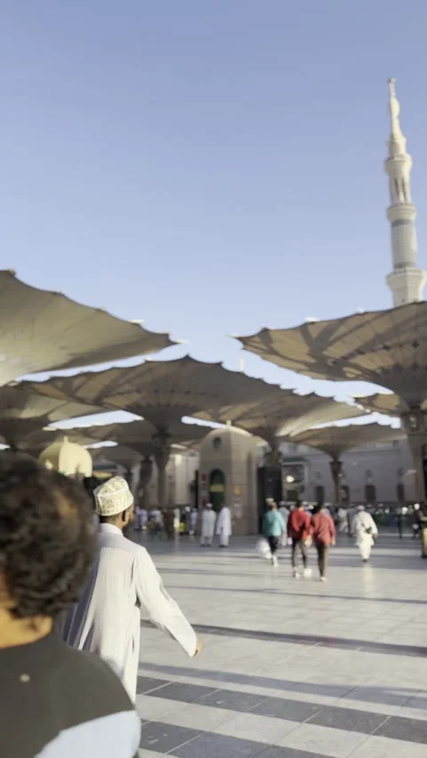 Sunlight and Shadows under Al-Masjid an-Nabawi Umbrellas Vídeo Stock 327866970