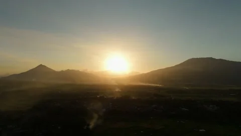 Sunlight bathes mountain range during golden hour. Ideal for cinematic lands Vídeos de archivo 333684096