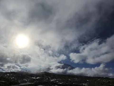 Sunlight Breaking Through Clouds Over Mountain Landscape Stock-Fotos