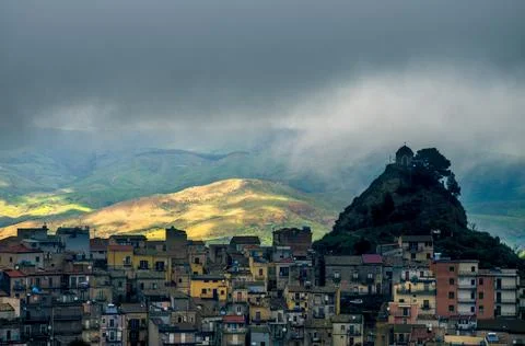 Sunlight breaking through clouds over Centuripe Foto stock