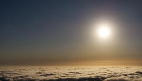 Sunlight breaking through clouds at sunset, creating a serene atmospheric vista Fotos de archivo