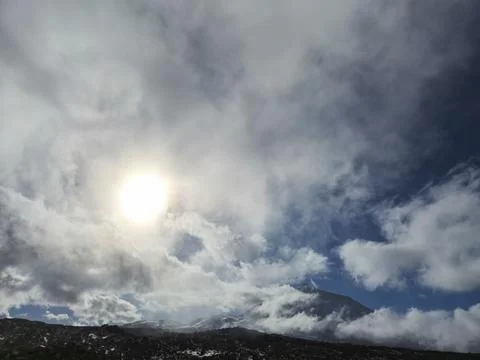 Sunlight Breaking Through Dramatic Clouds Over Mountain Foto stock