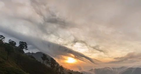 Sunlight Breaking Through Mountain Fog (4K Time-lapse) Video stock 107912913