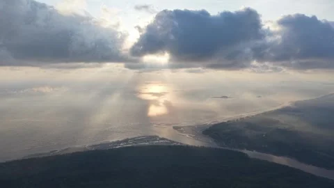 Sunlight breaks through clouds above water 库存影片 337538201