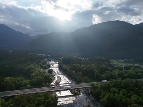 Sunlight breaks through clouds, casting beams over mountains Fotos Stock