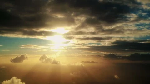 Sunlight breaks through clouds at dawn, illuminating the sky with golden rays Vidéo 329201763