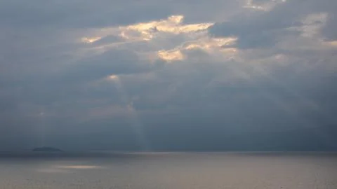 The sunlight breaks through the clouds on Lake Baikal and casts individual ra Foto stock