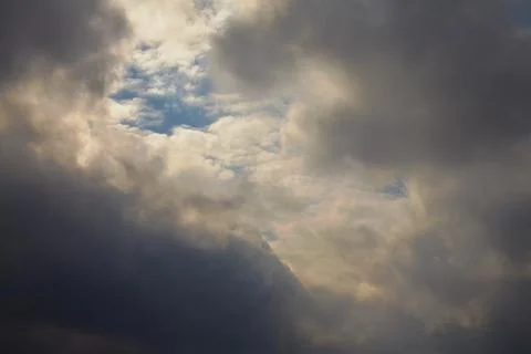 Sunlight breaks through the clouds, light on the clouds Foto stock