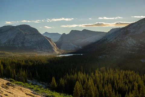 Sunlight Breaks Through Mountains to Hit Tenaya Lake Foto stock