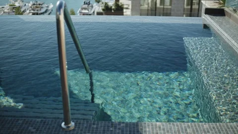 Sunlight casts caustics in luxury sweeming pool 库存影片 329412760