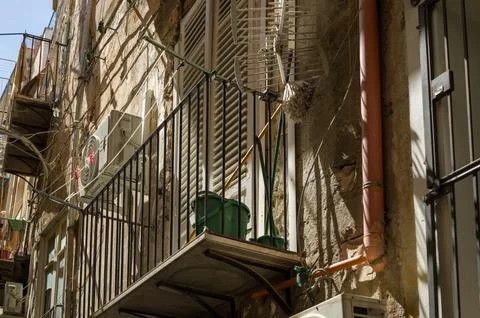 Sunlight on a cluttered balcony. Stock-Fotos