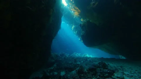Sunlight dancing in underwater cave Vídeo Stock 227552666