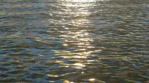 Sunlight dancing on waves in sunset, slowly defocused 스톡 동영상 500622