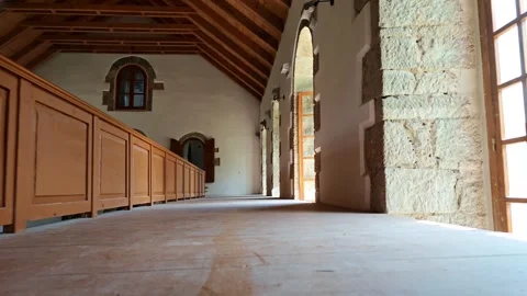Sunlight entering empty monastery corridor 库存影片 315357080