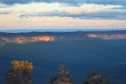 Sunlight falling on the top of the Three Sisters and the Blue Mountains in .. Stock Photos