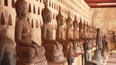 Sunlight falls on rows of Buddha statues in Wat Sisaket temple Stock-Footage 303684382