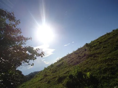 Sunlight getting through the clouds and mountains at sunset Foto stock