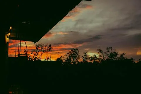 Sunlight getting through the clouds and mountains at sunset Stockfoto's