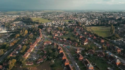 Sunlight glows over quiet suburban streets 库存影片 343564100