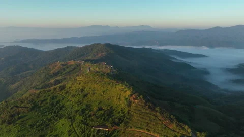 Sunlight Illuminating Lush Mountain Ridge Above Cloud Filled Valleys At Daw.. Video stock 335558097