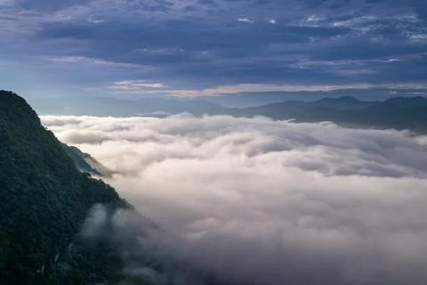 The sunlight makes the sea of clouds change unpredictably, like stormy waves. Foto stock